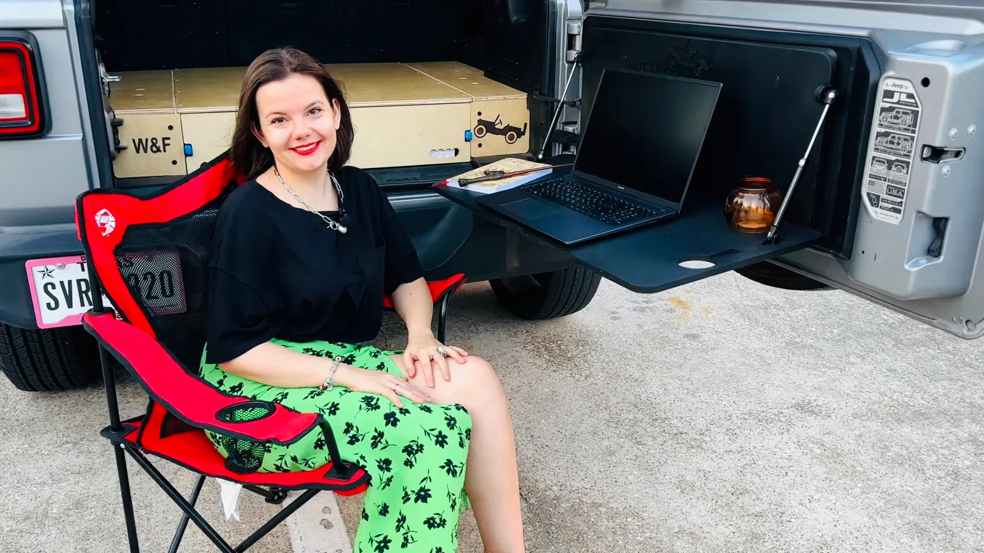 Tailgate table for jeep